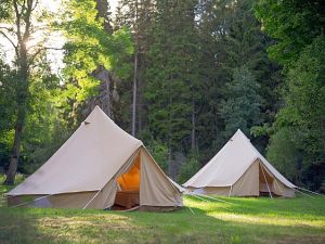 Komfortables Zeltcam im Estonian Wildnest Resort
