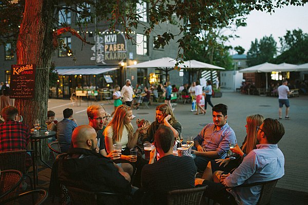 Freunde in der Bar