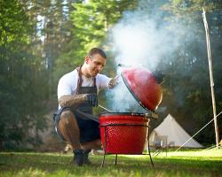 Das Abendessen im Estonian Wildnest Resort wird vorbereitet