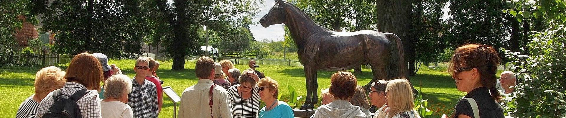 Reisegruppe vor dem Tempelhüter in Trakehnen