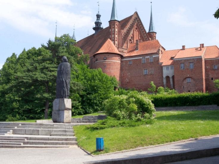 Kopernikusdenkmal vor dem Frauenburger Dom