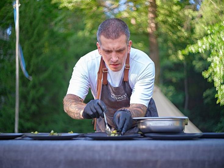 der Chef bei der Arbeit - Estonian Wildnest Resorts