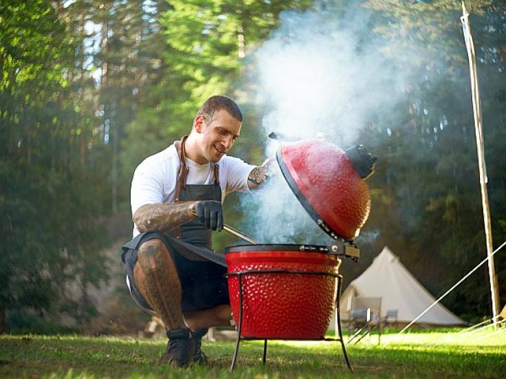 Das Abendessen im Estonian Wildnest Resort wird vorbereitet