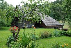 Lettischer Bauernhof mit ökologischer Holz-Dachschindelproduktion