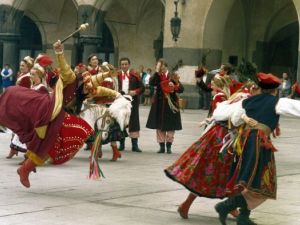 Folklore in Krakow - Rundreise durch Polens Süden-von Krakau durchs Riesengebirge nach Breslau