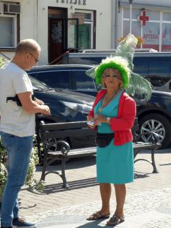 Mikolajki - die Parkplatzwächterin