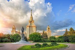 Moskau - Lomonossow - Universität © yulenochekk adobestock